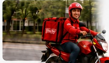 Entregador FarmaFácil em motocicleta
